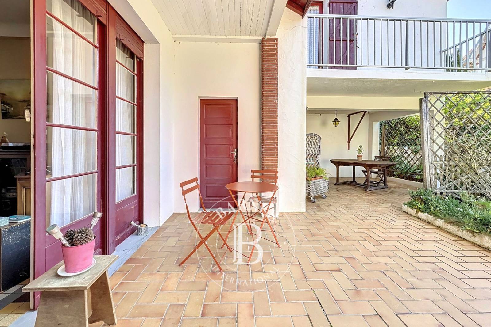 Salon lumineux et salle à manger avec cheminée – immobilier de prestige Arcachon