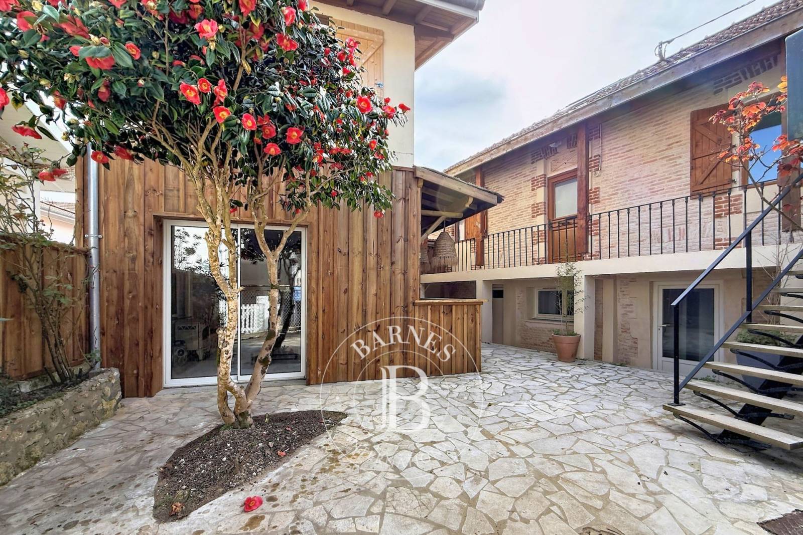 ENSEMBLE DE DEUX MAISONS RÉNOVÉES AVEC STUDIO INDÉPENDANT DANS LE QUARTIER DE L’AIGUILLON À ARCACHON