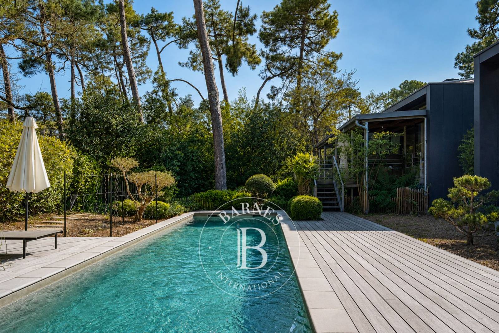 VILLA D’ARCHITECTE DE 350 M² AVEC PISCINE ET PATIO AU CŒUR DU QUARTIER DE L’HAITZA AU PYLA-SUR-MERa