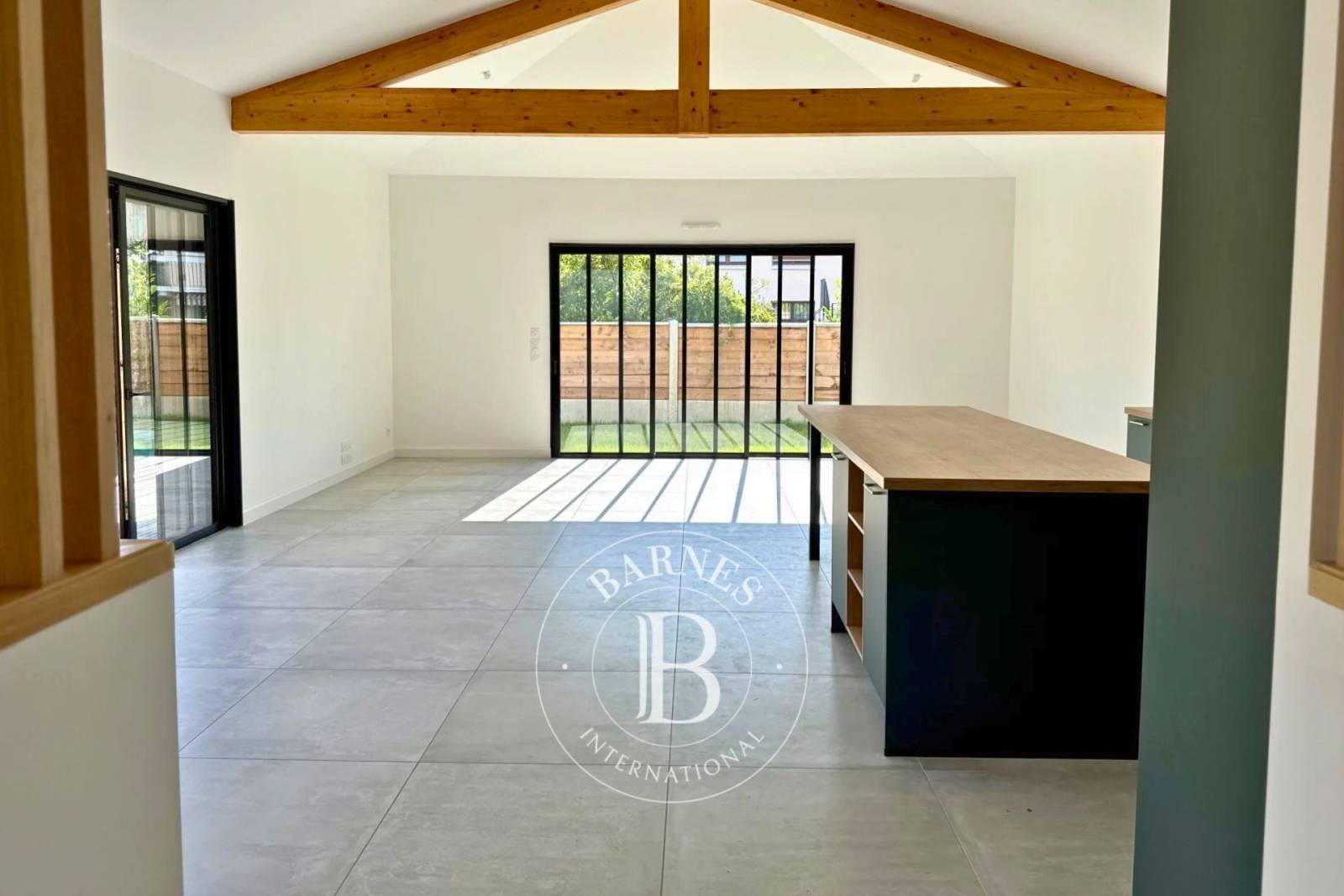 MAISON TYPIQUE DU BASSIN AVEC PISCINE À LA TESTE-DE-BUCH, SUR LE BASSIN D’ARCACHON