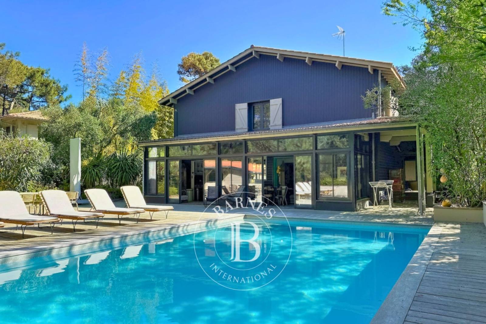 VILLA EN BOIS AVEC PISCINE ET ACCÈS PRIVÉ À L’OCÉAN, IDÉALEMENT SITUÉE AU CAP FERRET