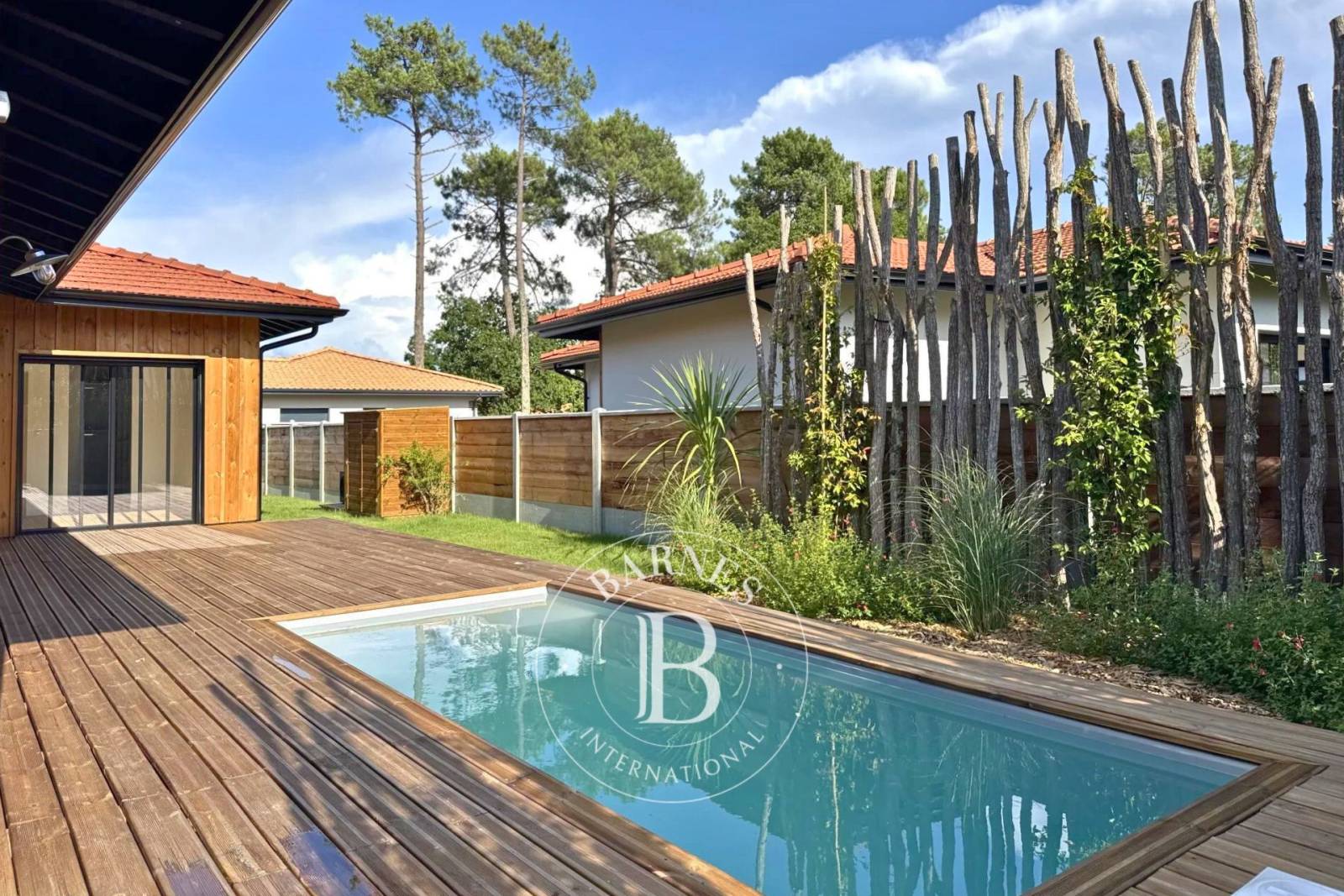 MAISON TYPIQUE DU BASSIN AVEC PISCINE À LA TESTE-DE-BUCH, SUR LE BASSIN D’ARCACHON