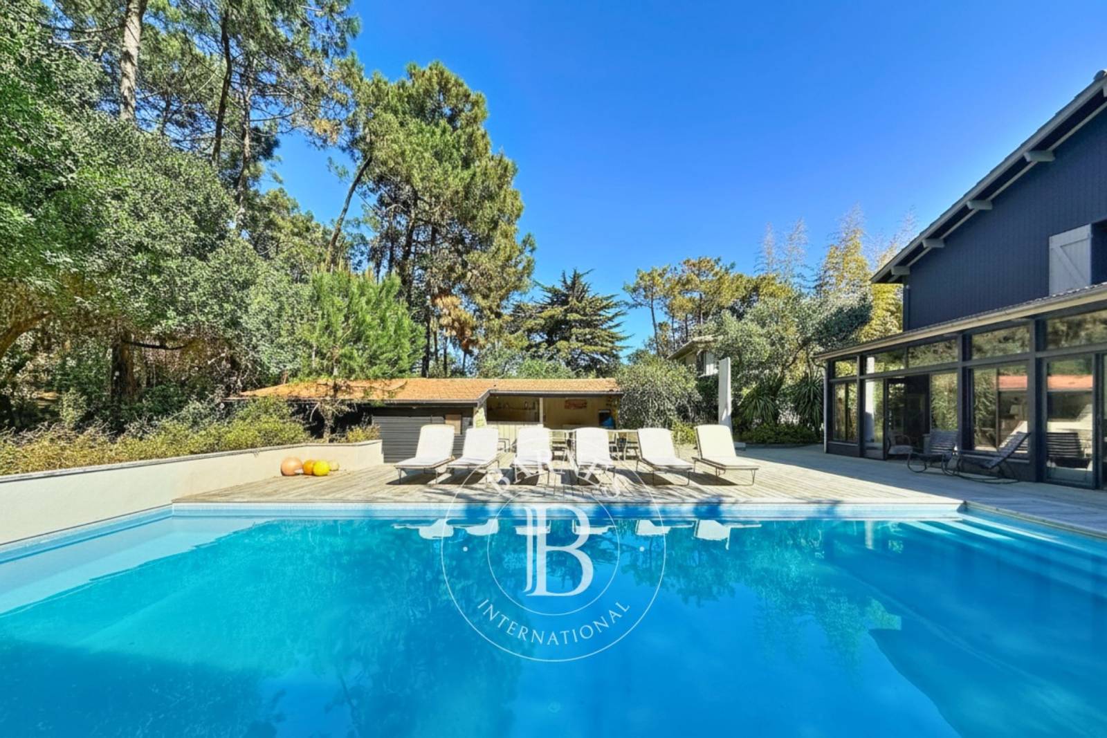 VILLA EN BOIS AVEC PISCINE ET ACCÈS PRIVÉ À L’OCÉAN, IDÉALEMENT SITUÉE AU CAP FERRET