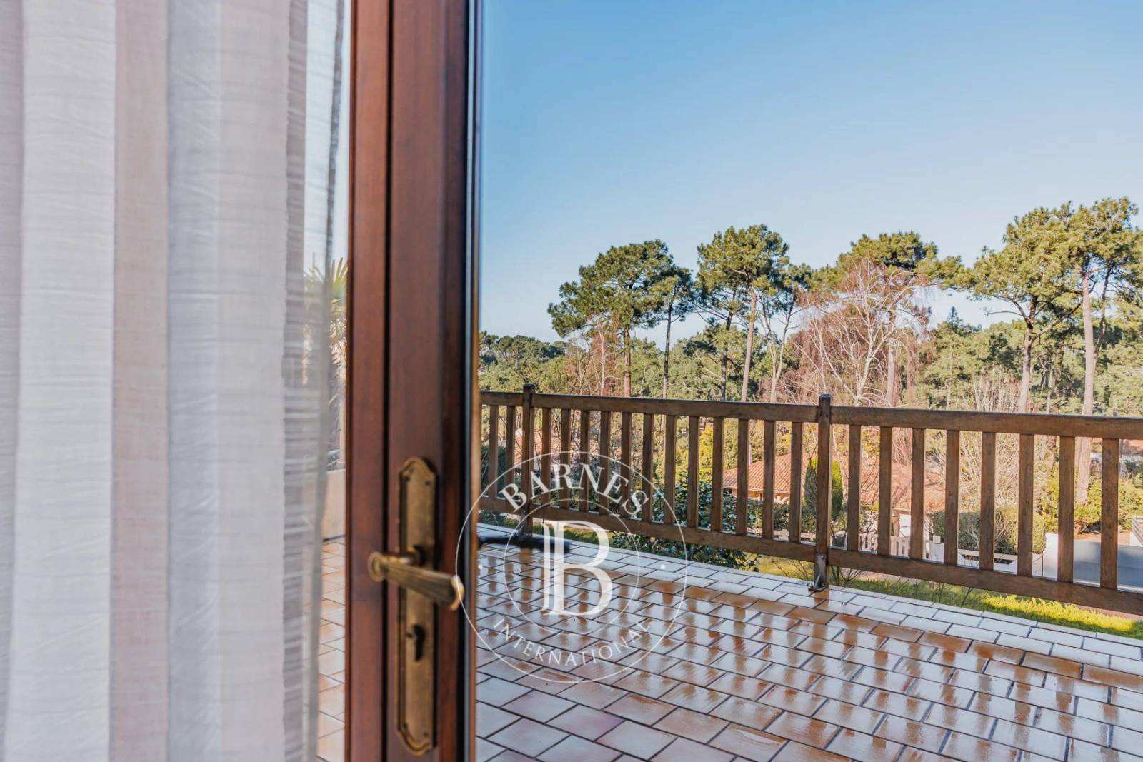 À quelques minutes des plages et des commerces.