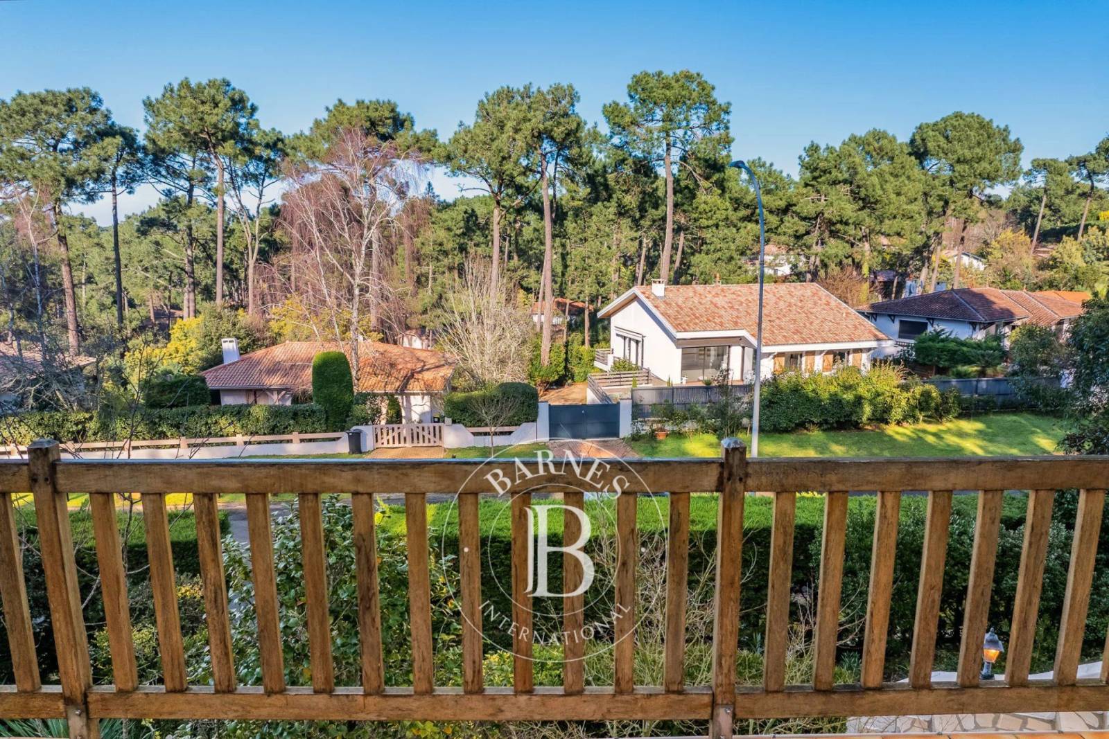 Villa à rénover nichée dans le calme et la verdure du Domaine de la Forêt.