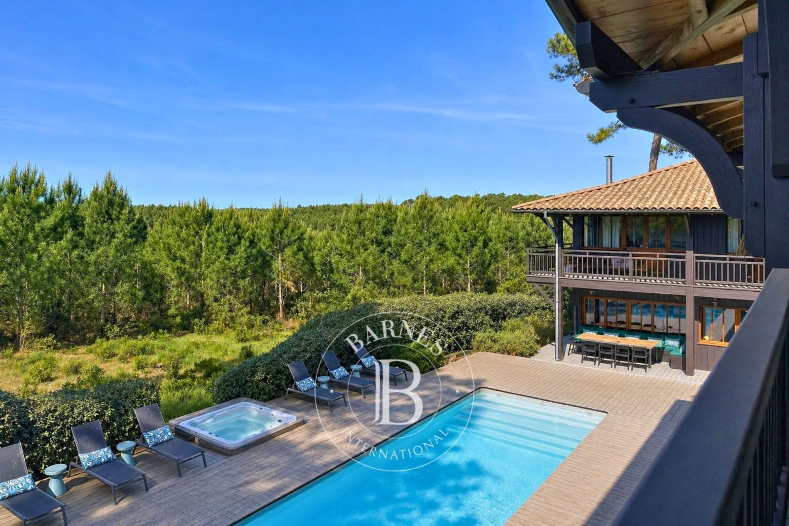 VILLA « CAPACABANA » AVEC PISCINE CHAUFFÉE ET JACUZZI SITUÉE DANS LES DUNES DE PIQUEY, SUR LA PRESQU’ÎLE DU CAP FERRET – CAPACITÉ 18 COUCHAGES