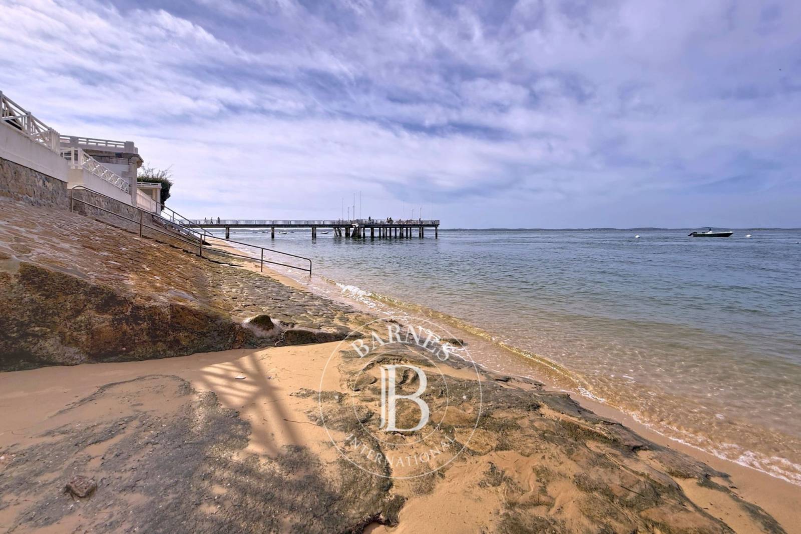 APPARTEMENT DE 37 M² AVEC TERRASSE ET APERÇU BASSIN EN VILLE D’ÉTÉ À ARCACHONa