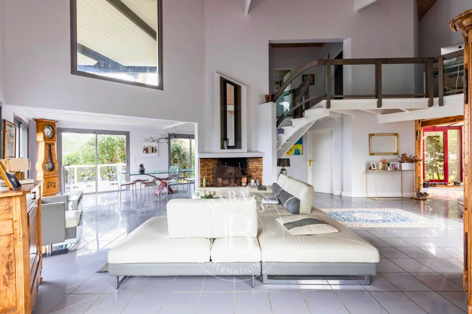 ÉLÉGANTE VILLA FAMILIALE DE 162 M² AVEC PISCINE ET JARDIN AU PYLA-SUR-MER