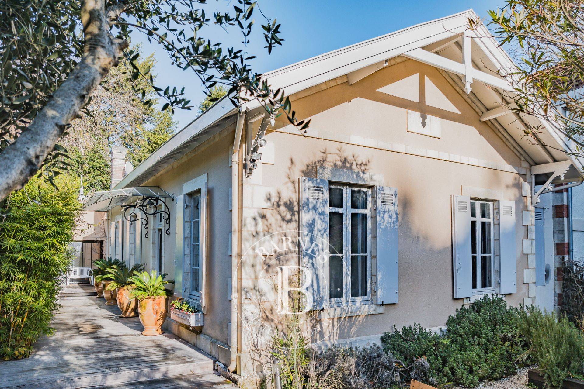 Vue extérieure de la villa arcachonnaise de prestige à Pyla-sur-Mer.