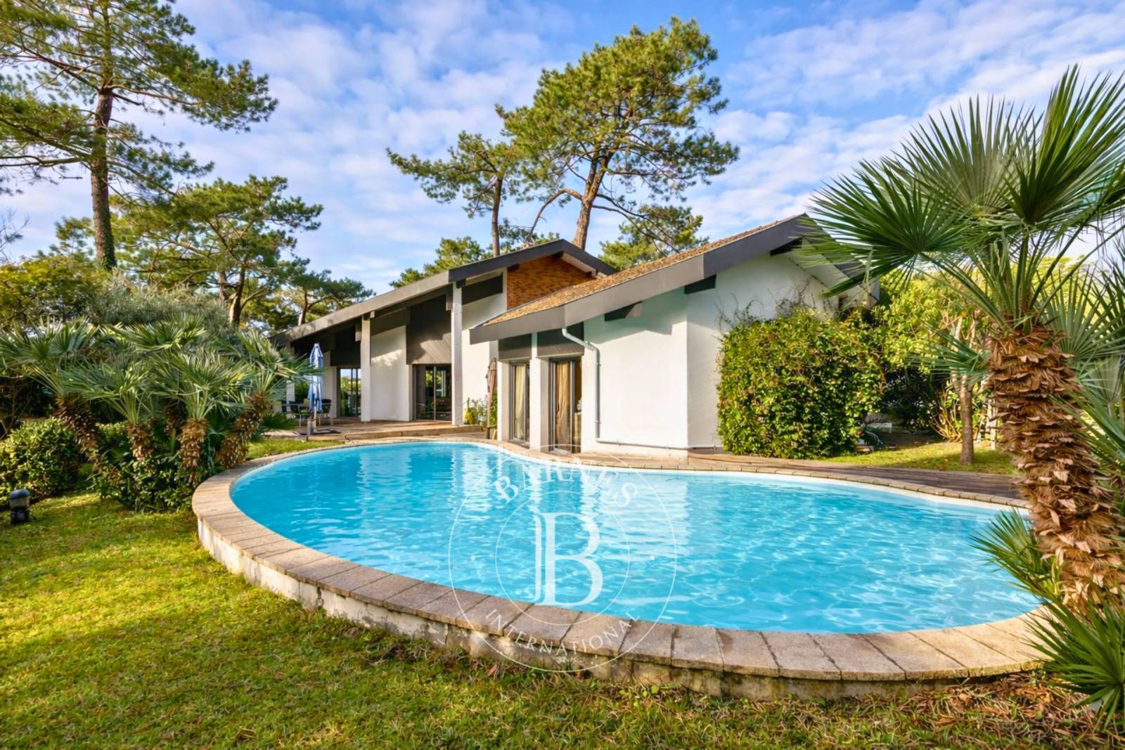 ÉLÉGANTE VILLA FAMILIALE DE 162 M² AVEC PISCINE ET JARDIN AU PYLA-SUR-MER