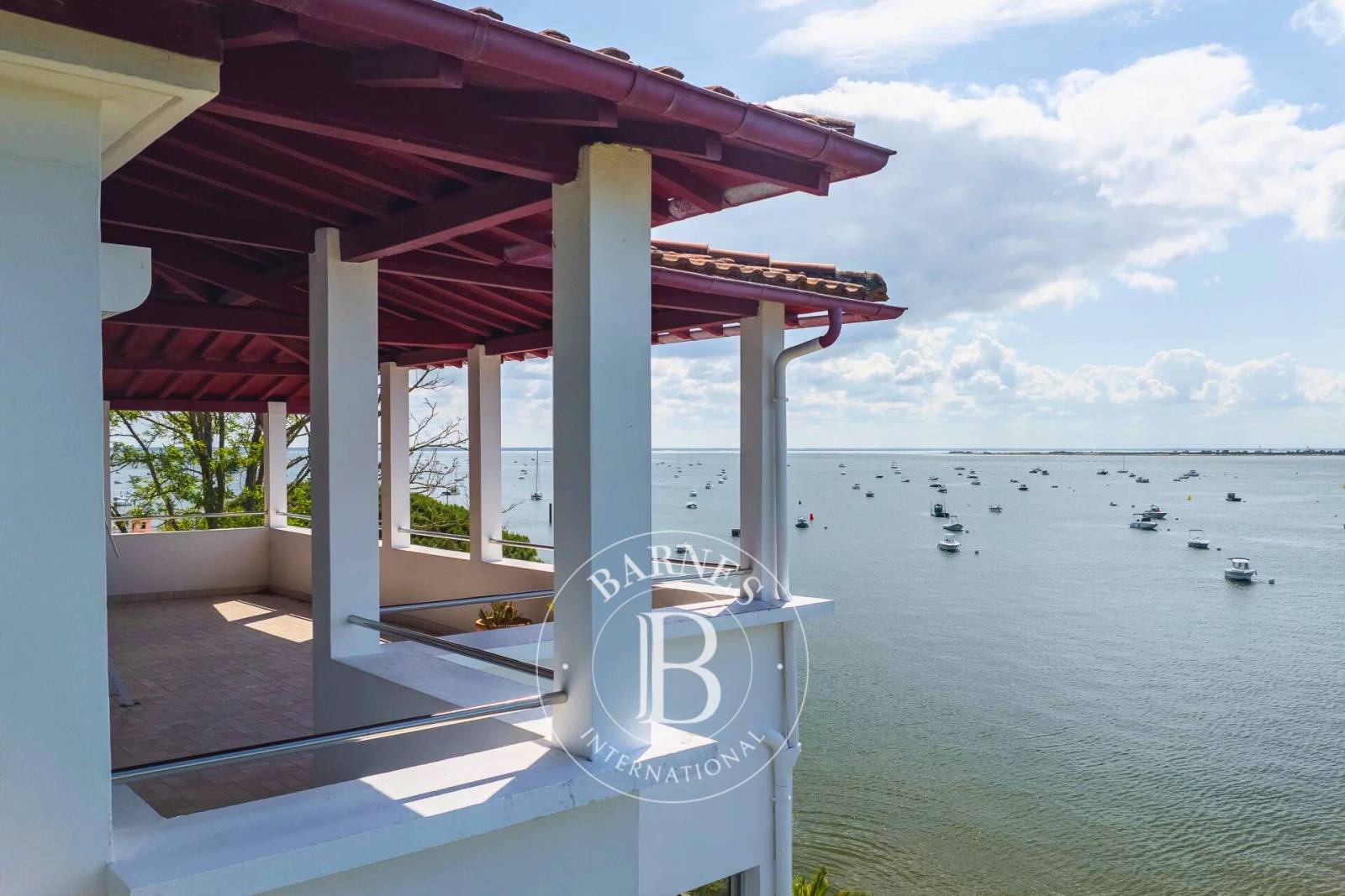 VILLA HISTORIQUE EN PREMIÈRE LIGNE AU CAP FERRET, AVEC ACCÈS PRIVATIF À LA PLAGE