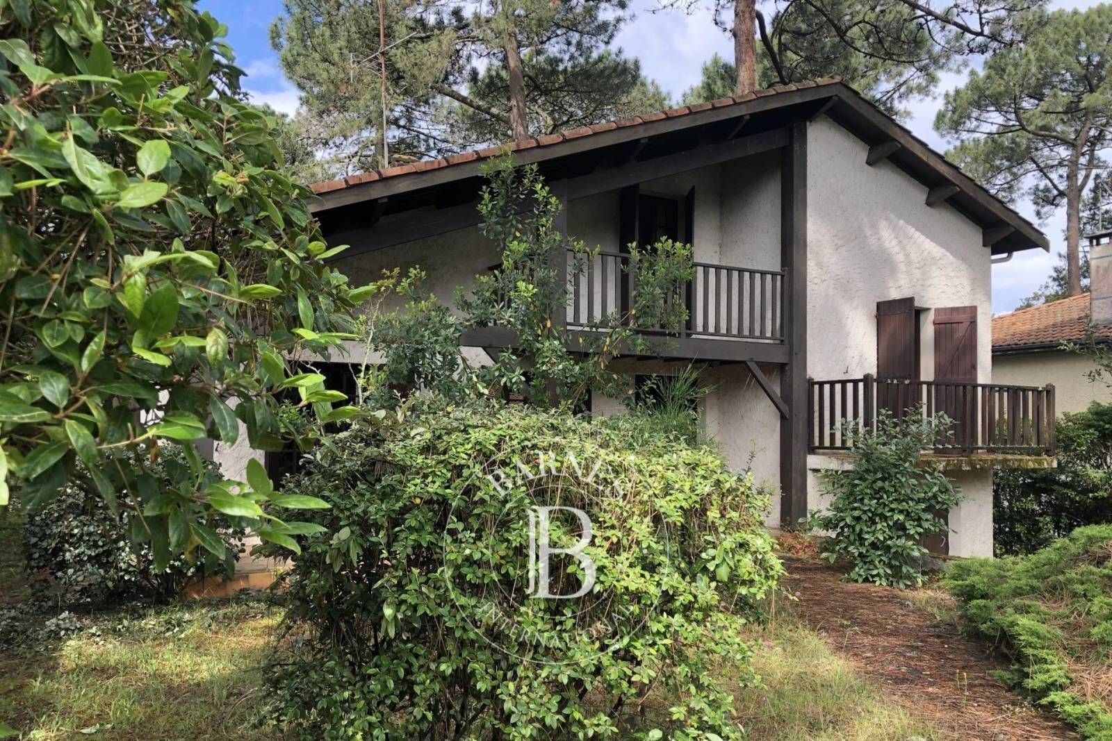 VILLA AVEC PISCINE SUR JOLI TERRAIN ARBORÉ