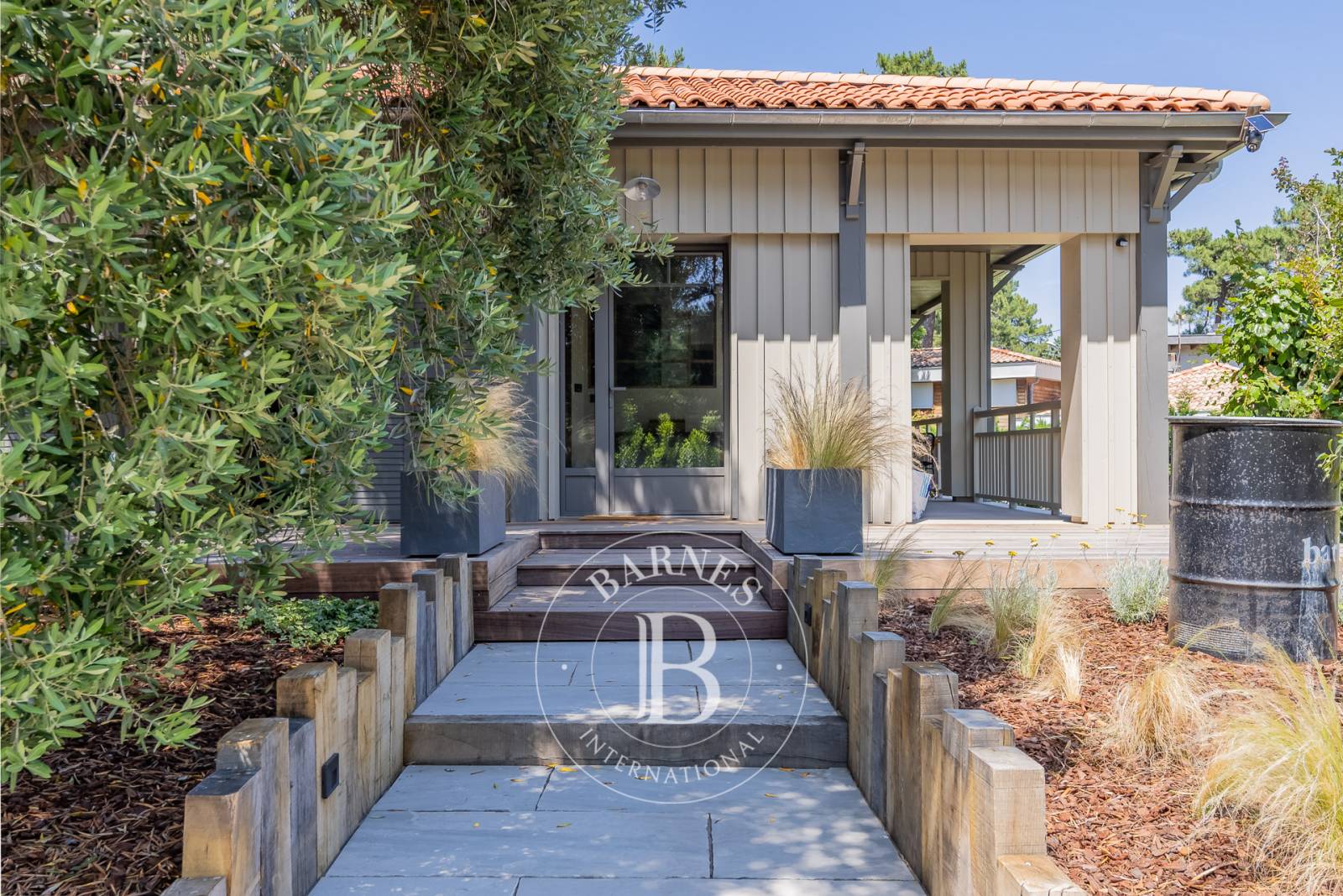 VILLA CONTEMPORAINE AVEC PISCINE À DEUX PAS DU BASSIN SUR LA PRESQU'ÎLE DU CAP FERRET