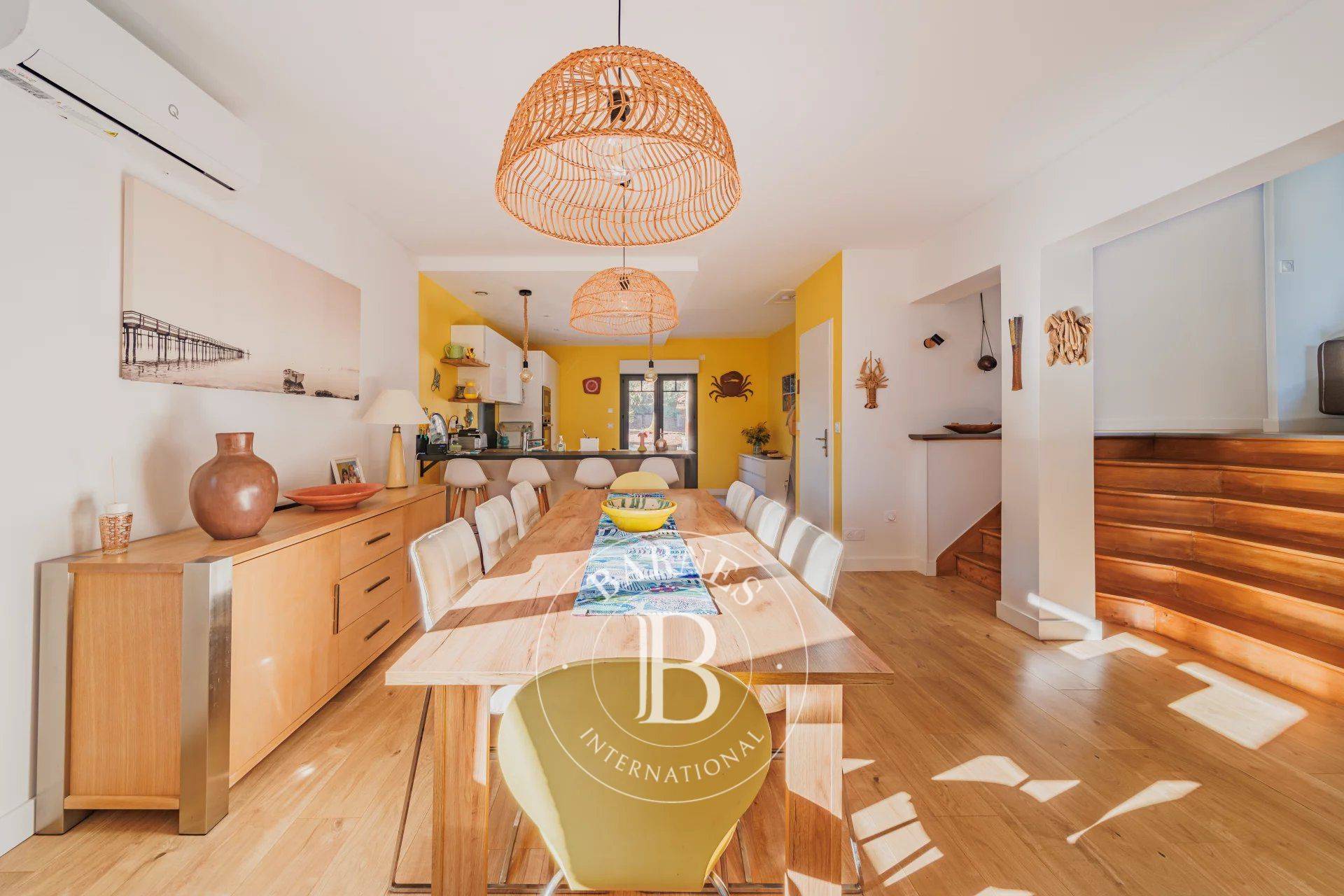 MAGNIFIQUE VILLA FAMILIALE RÉNOVÉE AVEC PISCINE AU SEL ET JARDIN ARBORÉ À ARCACHON