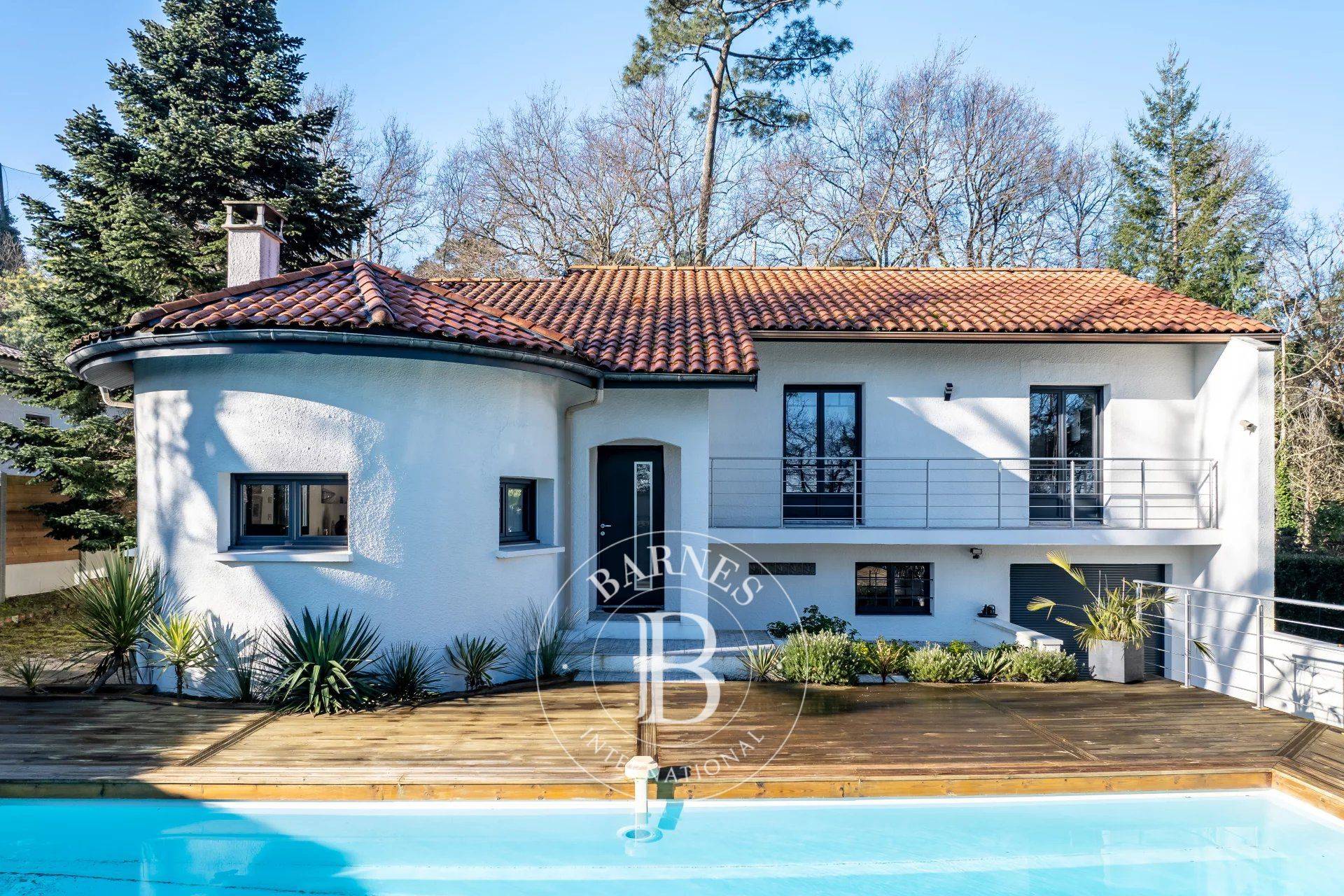 MAGNIFIQUE VILLA FAMILIALE RÉNOVÉE AVEC PISCINE AU SEL ET JARDIN ARBORÉ À ARCACHON