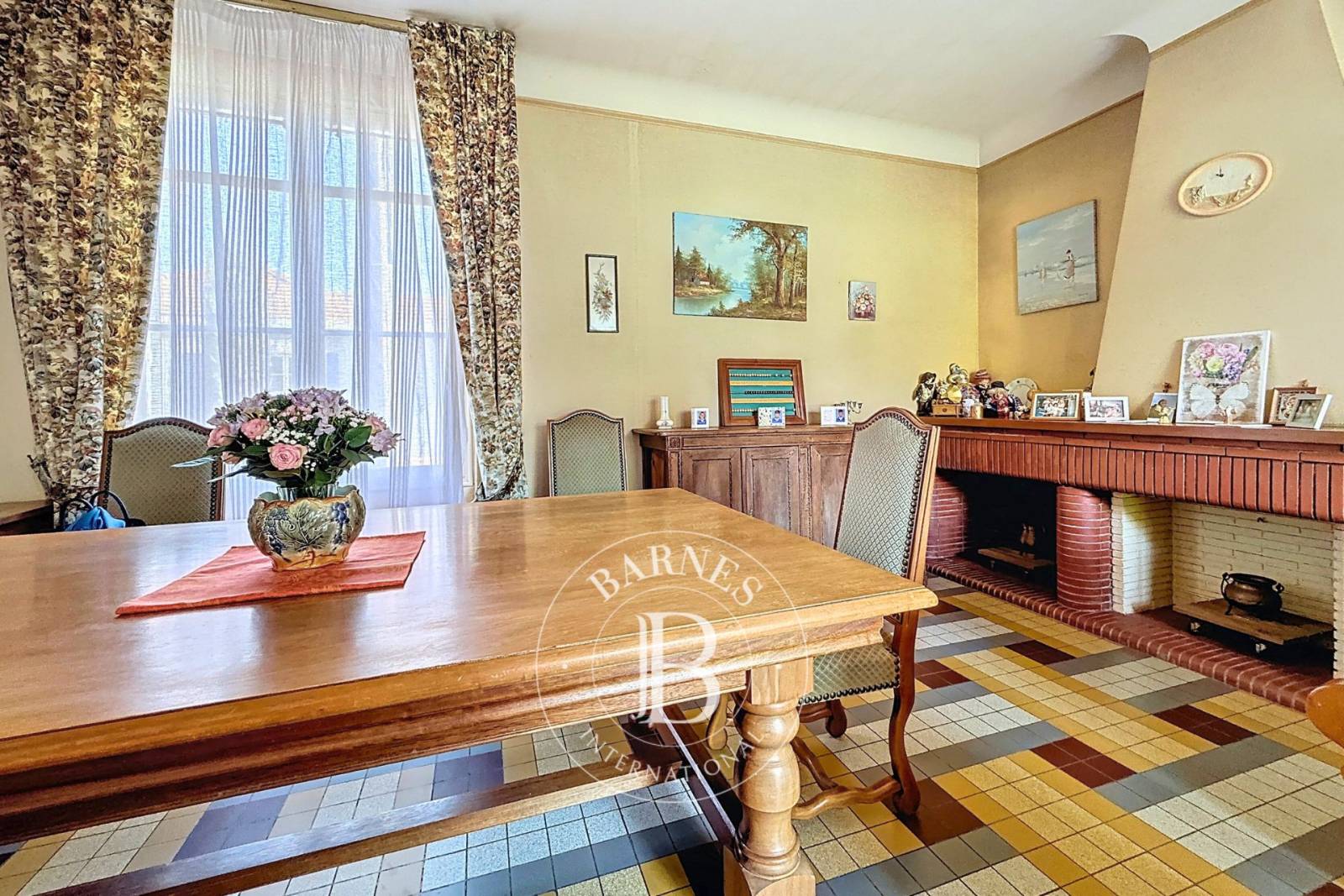 Salon et cuisine dans appartement secondaire – immobilier de luxe