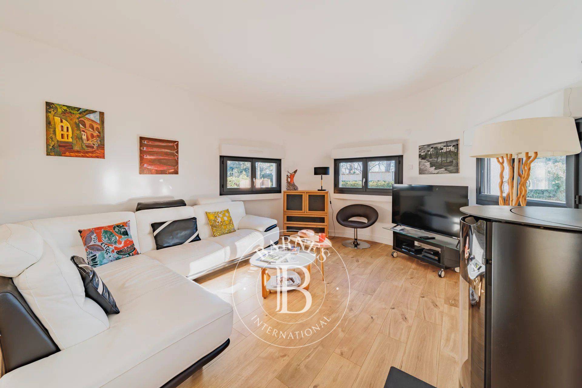 MAGNIFIQUE VILLA FAMILIALE RÉNOVÉE AVEC PISCINE AU SEL ET JARDIN ARBORÉ À ARCACHON