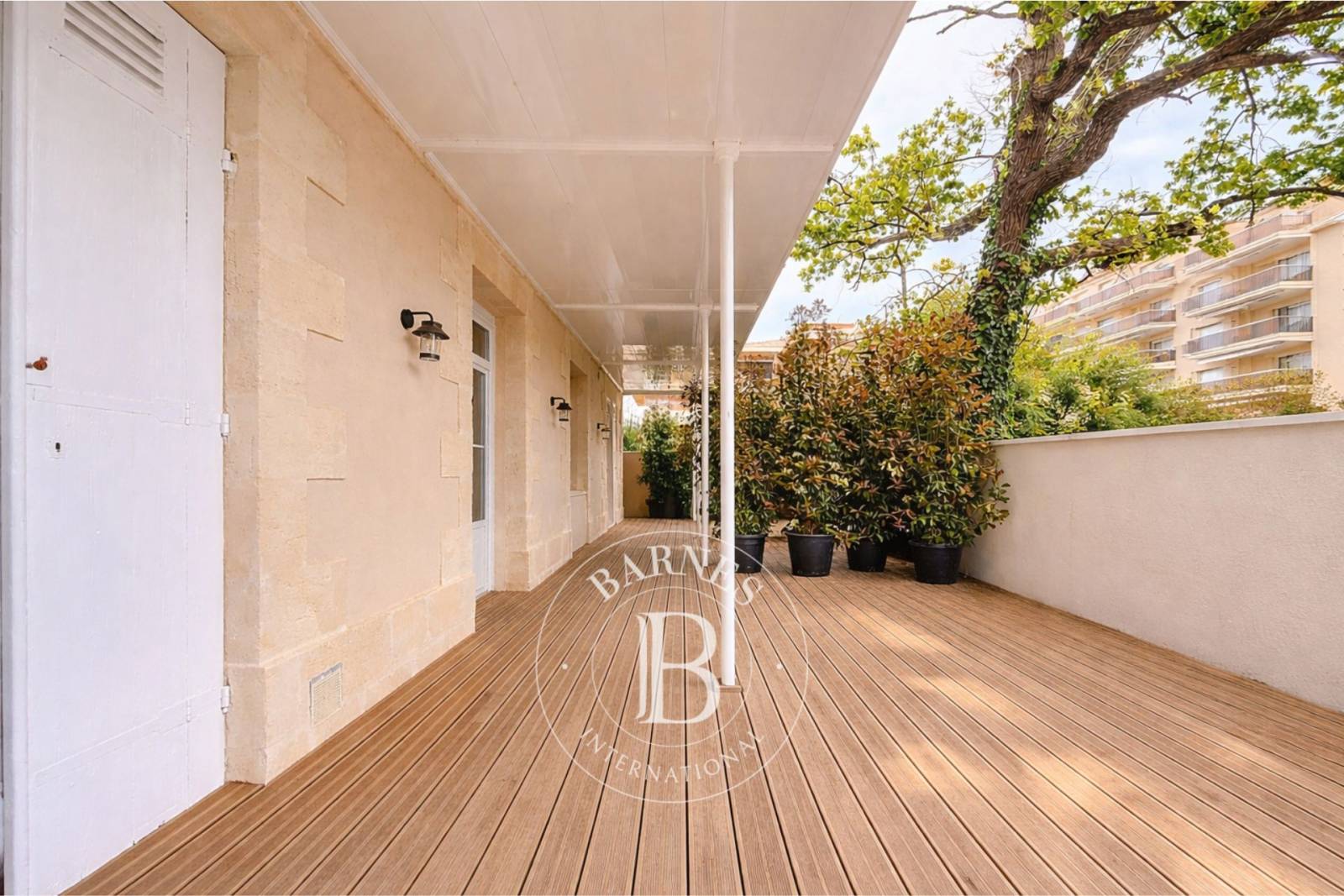 MAGNIFIQUE VILLA RÉNOVÉE DE 160 M² AVEC TERRASSE EN BOIS ET PLACE DE STATIONNEMENT, EN CENTRE-VILLE D’ARCACHON