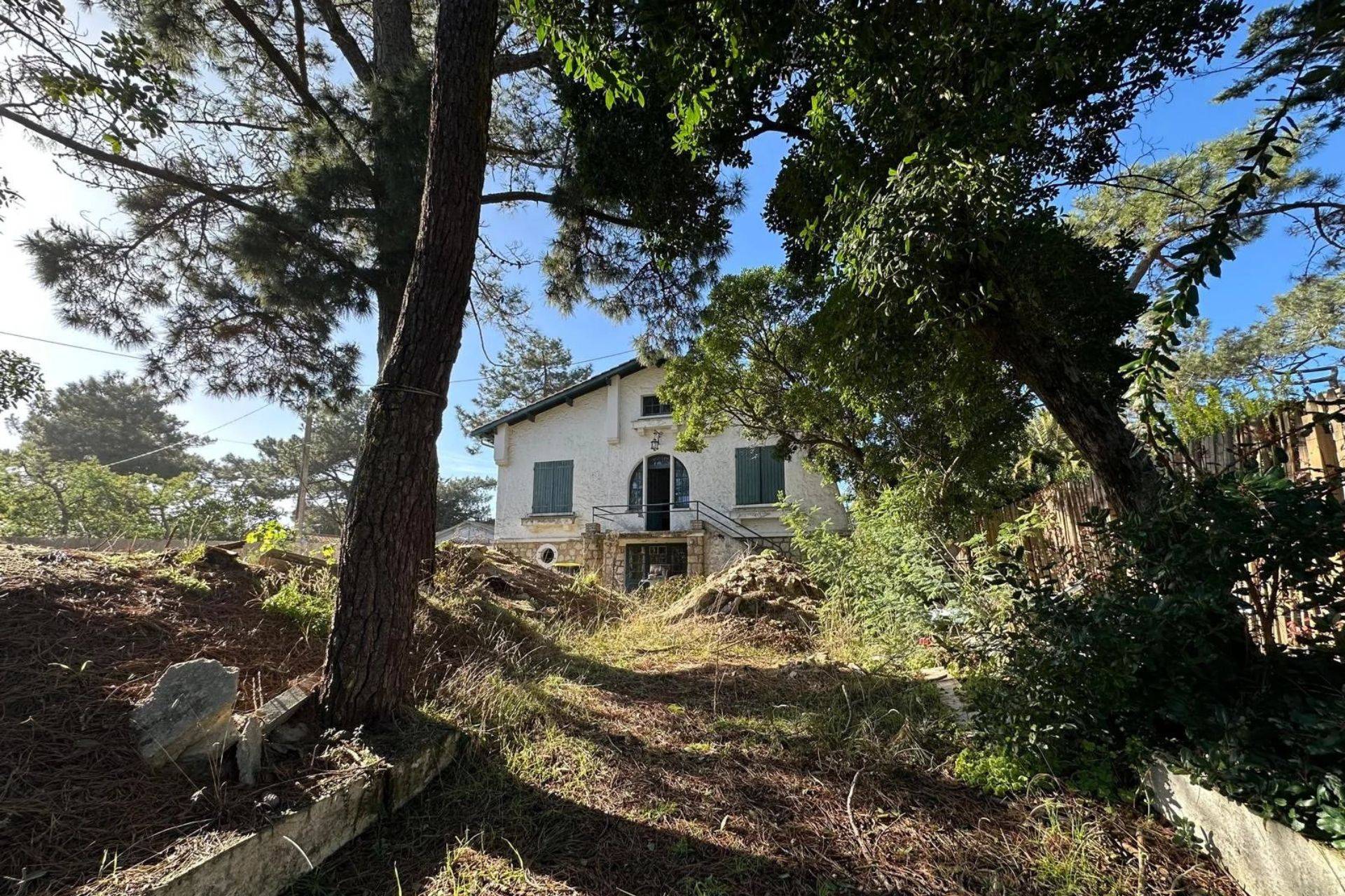 VILLA NÉO-BASQUE À RÉNOVER, EN PLEIN CENTRE DU CAP FERRET