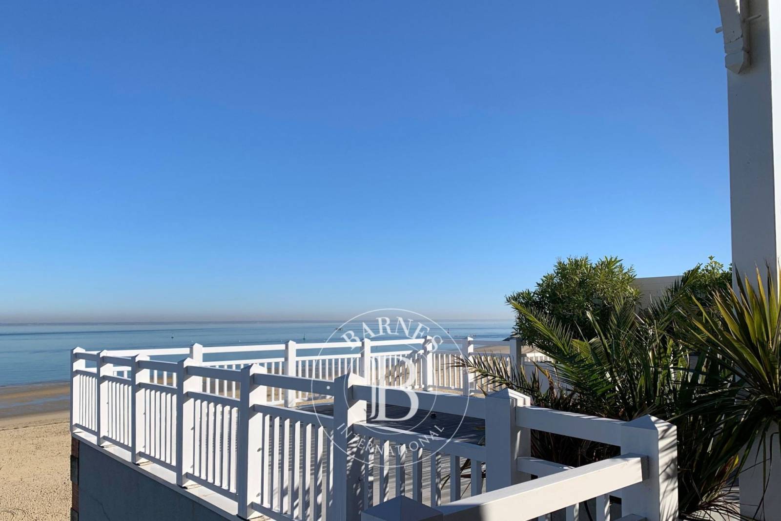 APPARTEMENT EN PREMIÈRE LIGNE – RÉSIDENCE VUE DE RÊVE