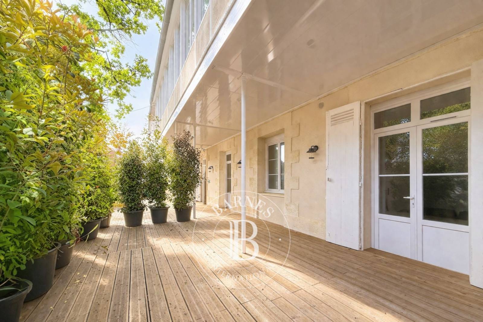 MAGNIFIQUE VILLA RÉNOVÉE DE 160 M² AVEC TERRASSE EN BOIS ET PLACE DE STATIONNEMENT, EN CENTRE-VILLE D’ARCACHON