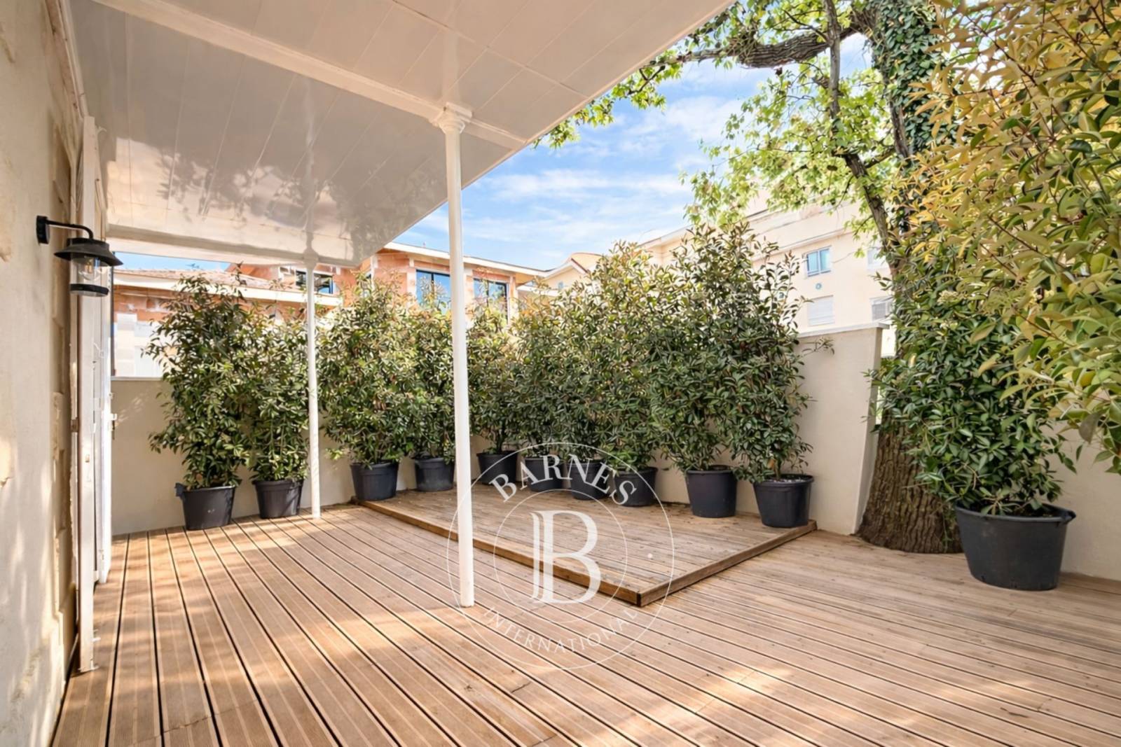MAGNIFIQUE VILLA RÉNOVÉE DE 160 M² AVEC TERRASSE EN BOIS ET PLACE DE STATIONNEMENT, EN CENTRE-VILLE D’ARCACHON