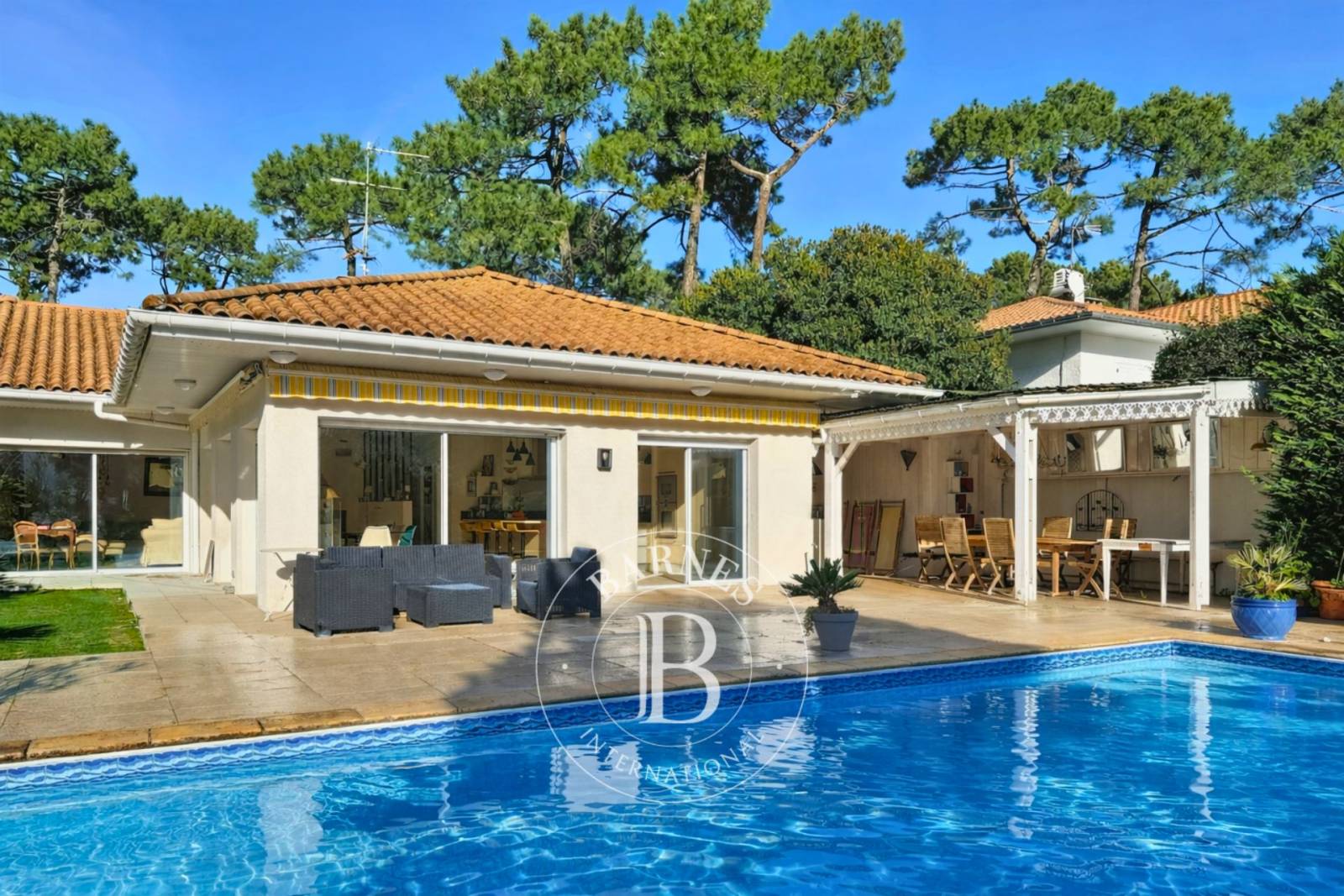 MAGNIFIQUE VILLA FAMILIALE RENOVÉE, 6 CHAMBRES ET PISCINE, AU PYLA-SUR-MER