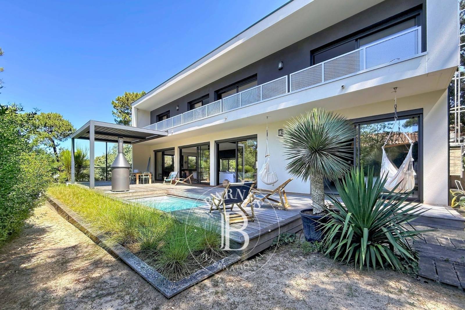 MAGNIFIQUE VILLA AVEC PISCINE SUR LES HAUTEURS DU PYLA-SUR-MER, PROCHE CERCLE DE VOILE