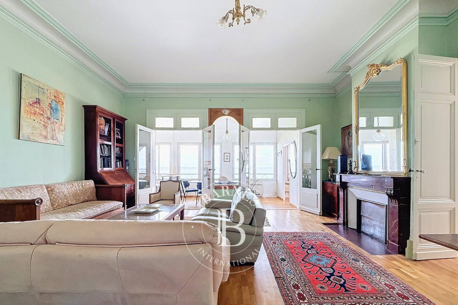 APPARTEMENT EN FRONT DE MER AVEC VUE SUR LE BASSIN, 2 CHAMBRES ET DEUX PARKINGS À ARCACHON