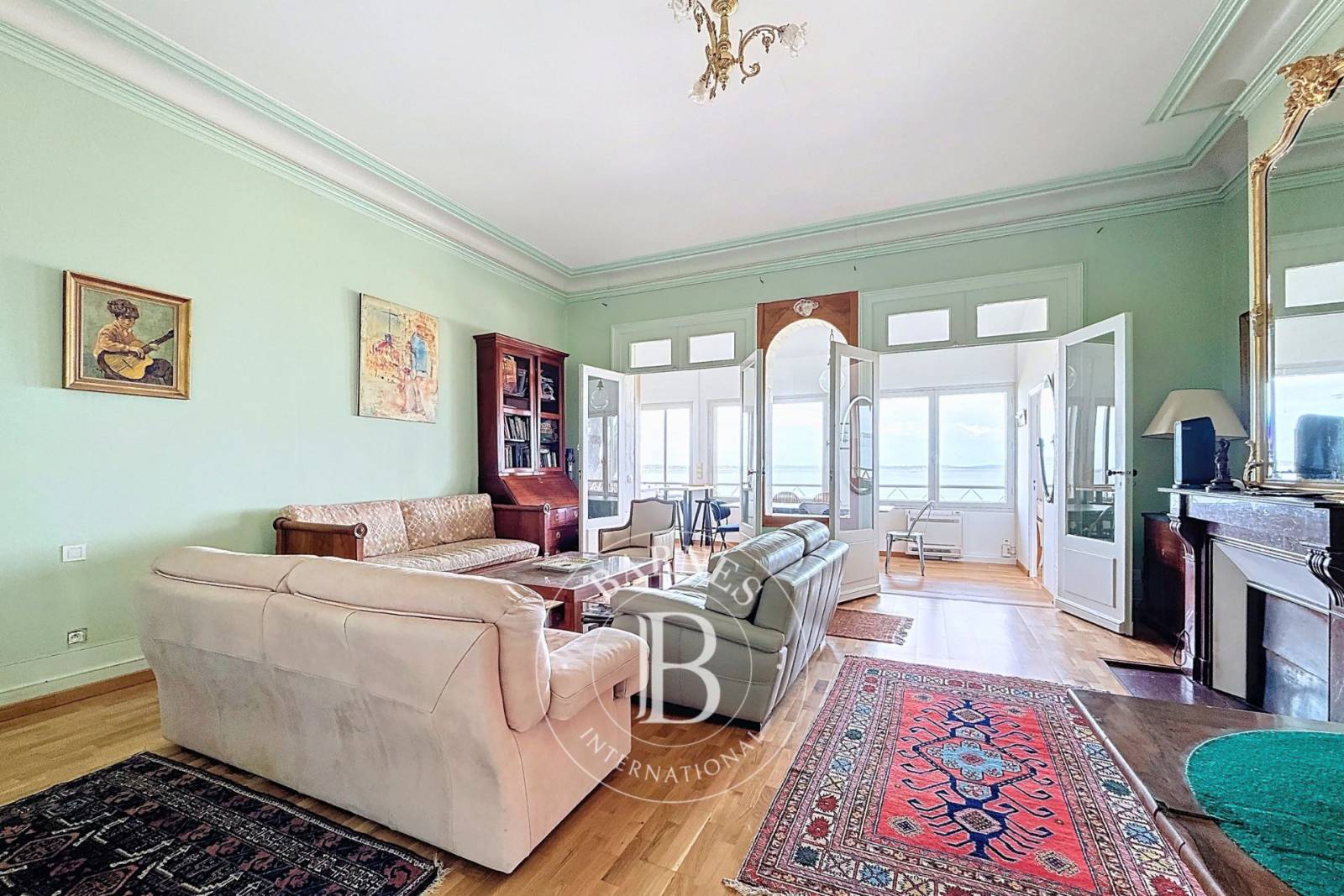 APPARTEMENT EN FRONT DE MER AVEC VUE SUR LE BASSIN, 2 CHAMBRES ET DEUX PARKINGS À ARCACHON