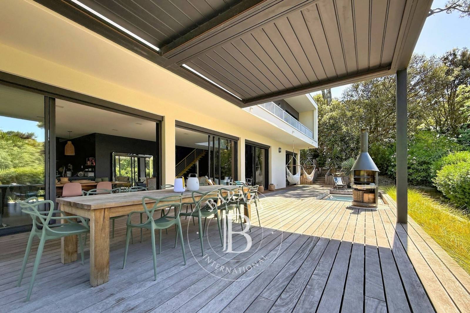 MAGNIFIQUE VILLA AVEC PISCINE SUR LES HAUTEURS DU PYLA-SUR-MER, PROCHE CERCLE DE VOILE