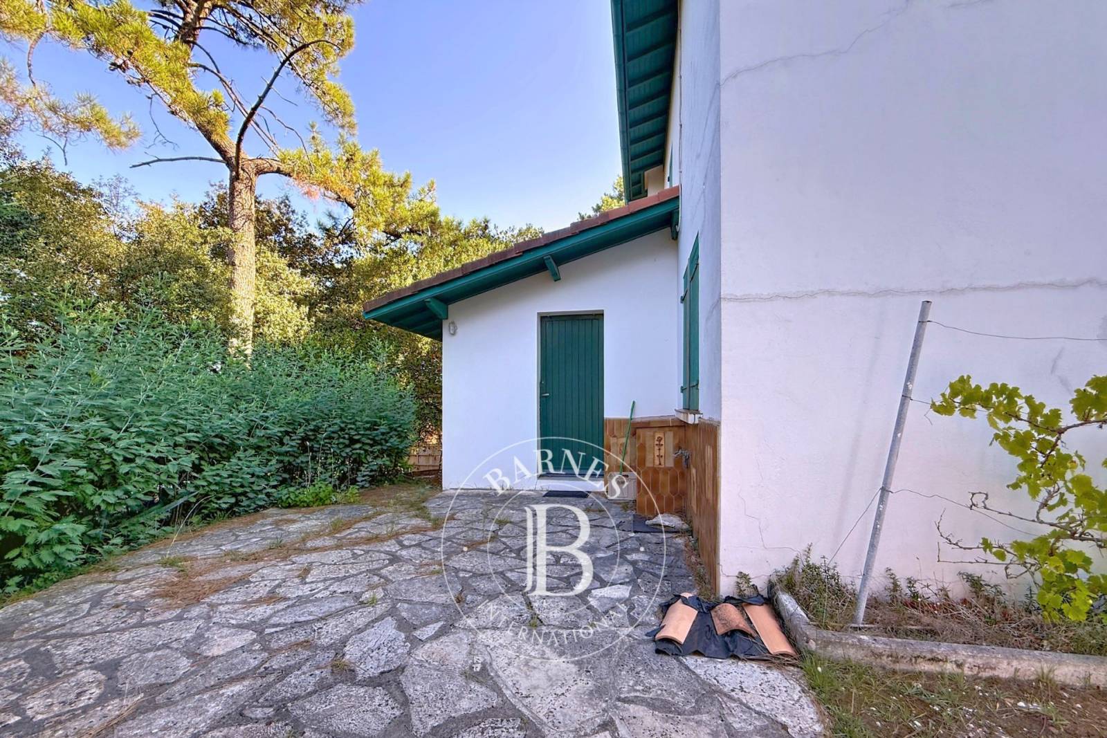 MAISON DES ANNÉES 50 À RÉNOVER SUR UN BEAU TERRAIN ARBORÉ AU CANON, PRESQU’ÎLE DU CAP FERRET