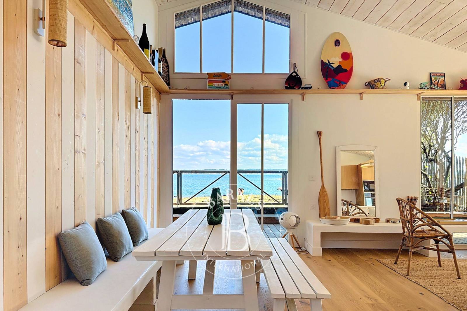 VILLA EN BOIS EN PREMIÈRE LIGNE AVEC VUE PANORAMIQUE SUR LE BASSIN AU CAP FERRET