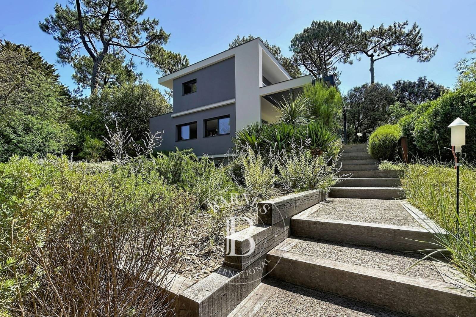 MAGNIFIQUE VILLA AVEC PISCINE SUR LES HAUTEURS DU PYLA-SUR-MER, PROCHE CERCLE DE VOILE