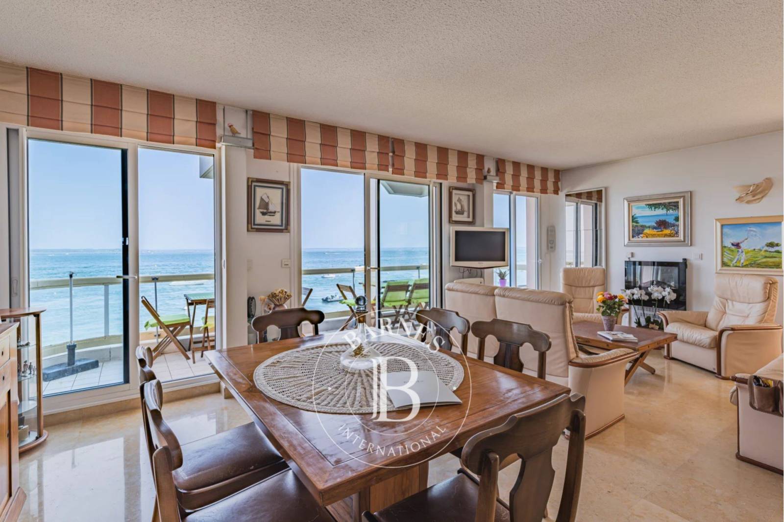 APPARTEMENT DE 84 M² EN PREMIÈRE LIGNE AVEC TERRASSES ET VUE BASSIN, EN VILLE D’ÉTÉ À ARCACHON