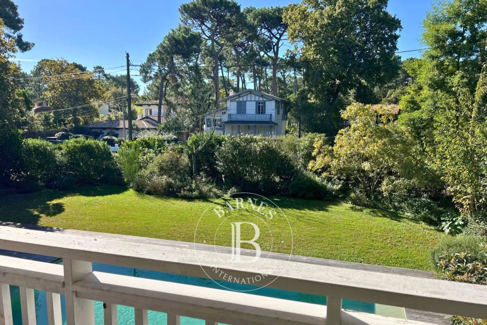 VILLA DE STYLE FERRET-CAPIENNE DE 264 M² AVEC PISCINE À 50 M DE LA PLAGE AU PYLA-SUR-MER