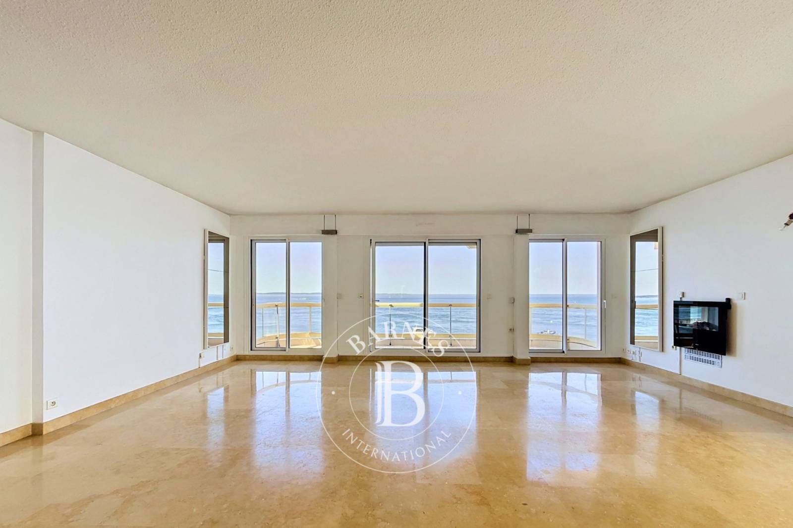APPARTEMENT DE 84 M² EN PREMIÈRE LIGNE AVEC TERRASSES ET VUE BASSIN, EN VILLE D’ÉTÉ À ARCACHON