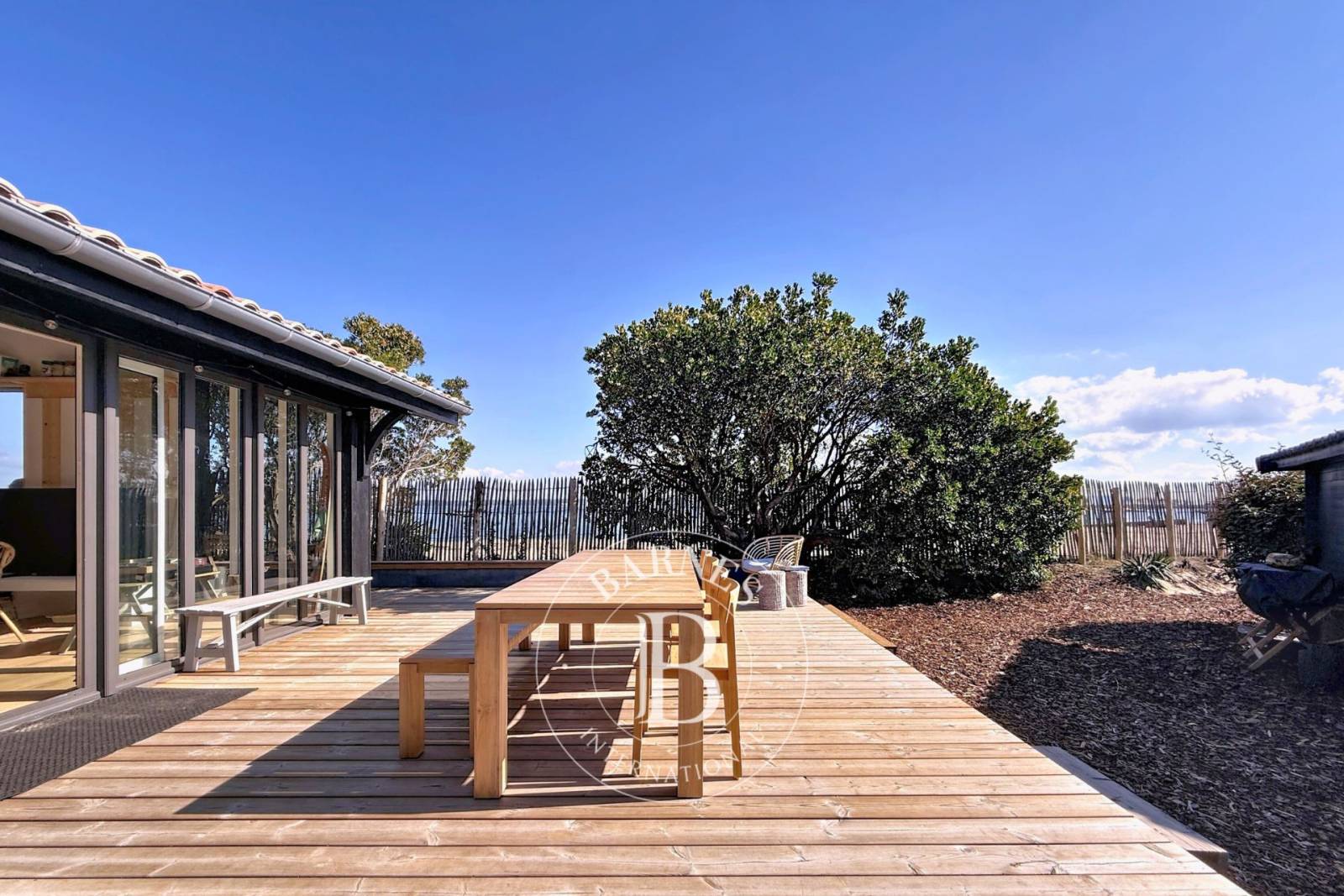 VILLA EN BOIS EN PREMIÈRE LIGNE AVEC VUE PANORAMIQUE SUR LE BASSIN AU CAP FERRET