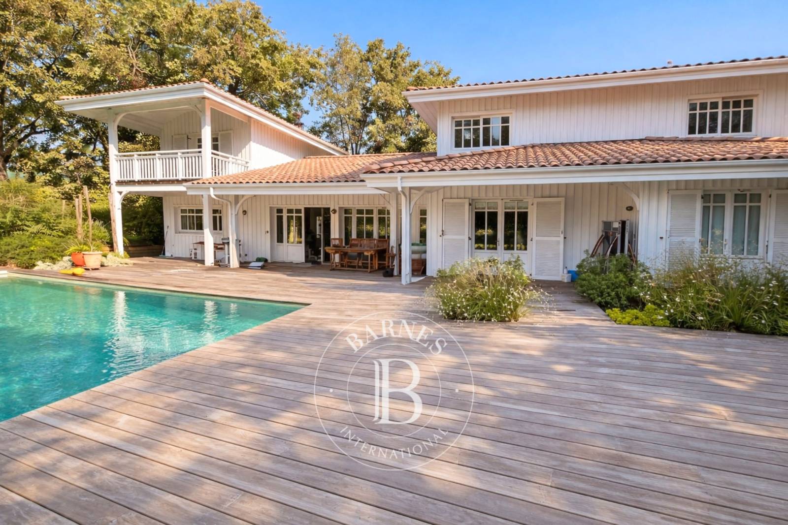 VILLA DE STYLE FERRET-CAPIENNE DE 264 M² AVEC PISCINE À 50 M DE LA PLAGE AU PYLA-SUR-MER