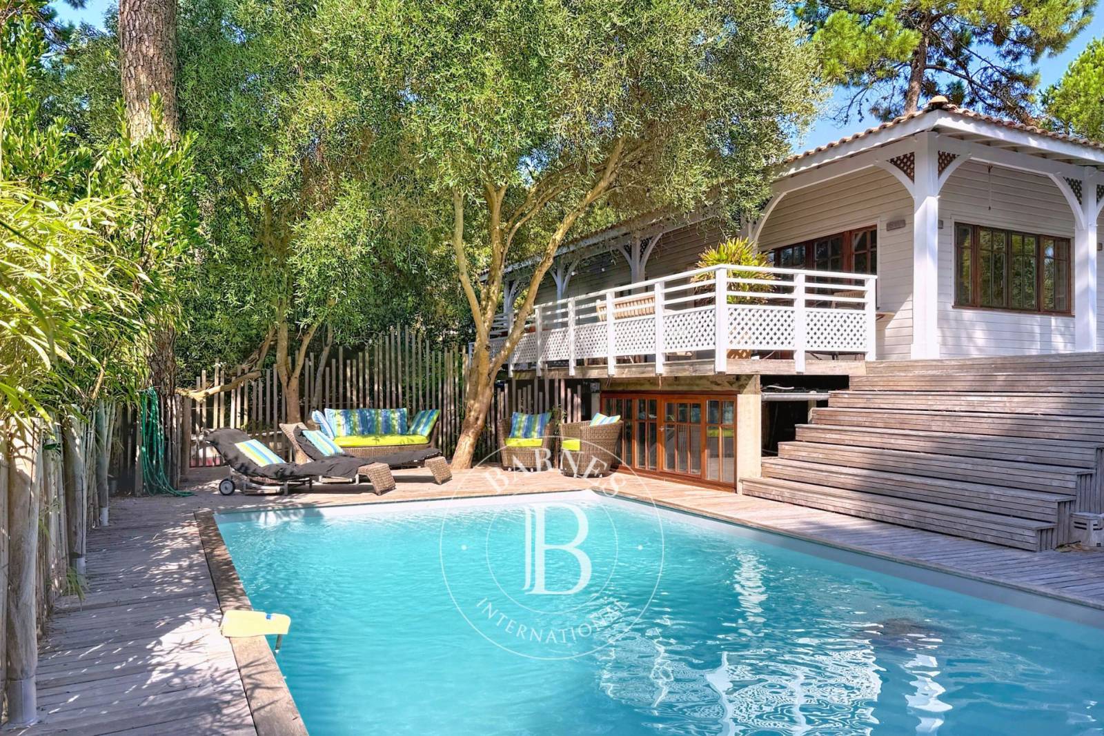 VILLA DE CHARME AVEC PISCINE AU COEUR DE LA NATURE, SECTEUR DES VALLONS DU FERRET- PRESQU'ÎLE DU CAP FERRET