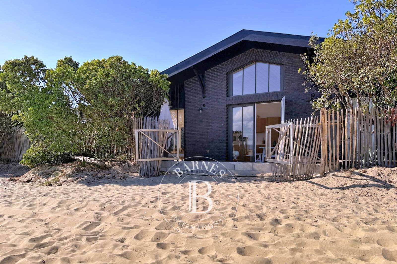 VILLA EN BOIS EN PREMIÈRE LIGNE AVEC VUE PANORAMIQUE SUR LE BASSIN AU CAP FERRET