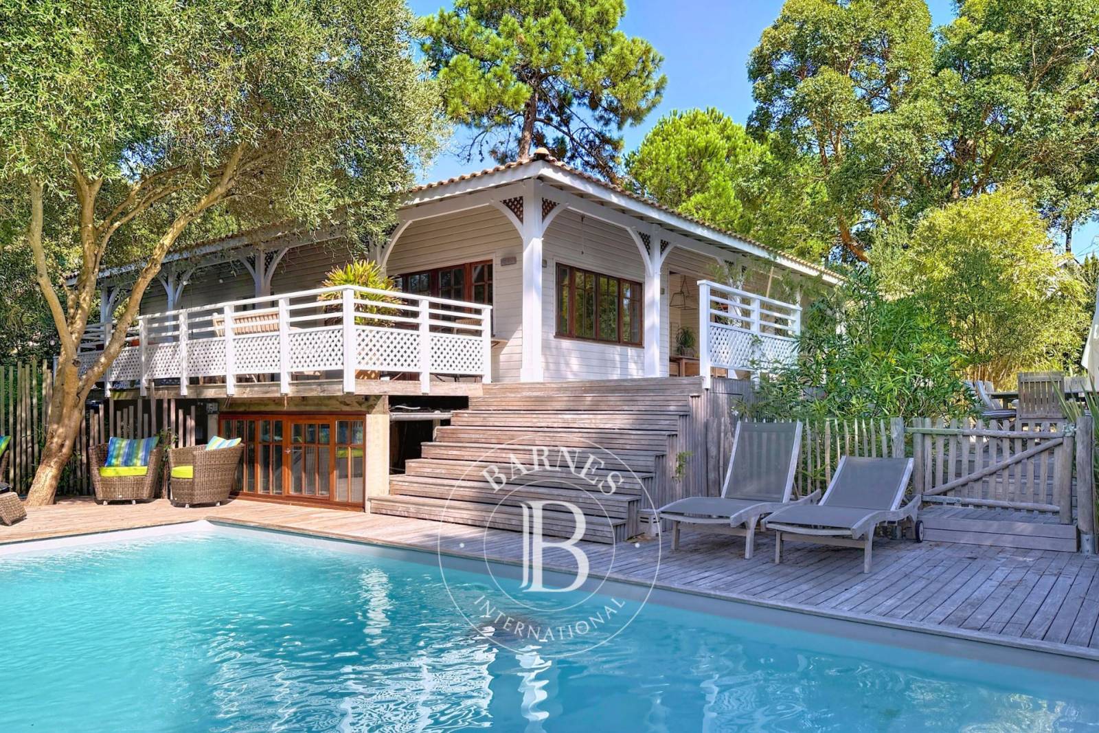 VILLA DE CHARME AVEC PISCINE AU CŒUR DE LA NATURE, SECTEUR DES VALLONS DU FERRET – PRESQU’ÎLE DU CAP FERRET