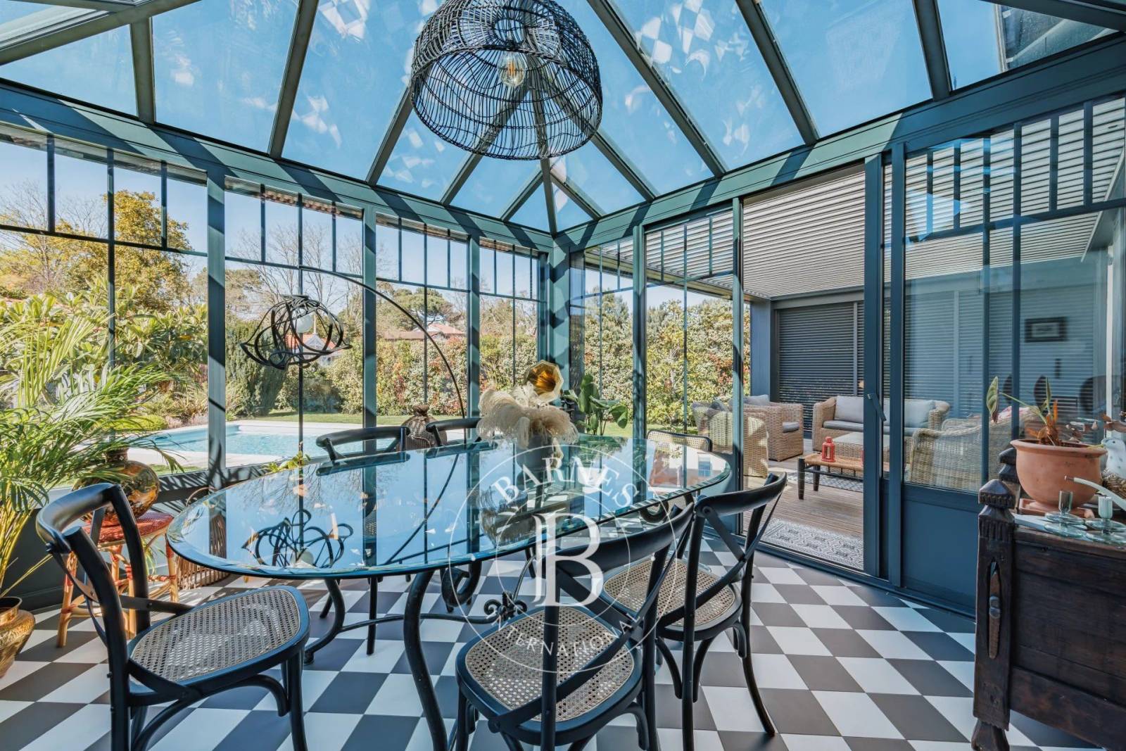 Cuisine séparée aménagée et équipée – immobilier de prestige