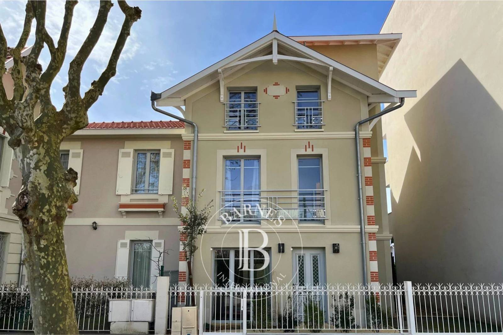 MAGNIFIQUE ARCACHONNAISE DE VILLE, NEUVE, EN PLEIN CENTRE D'ARCACHON