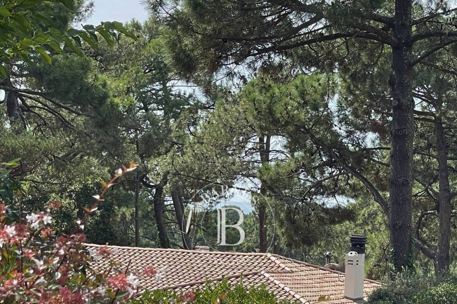 VILLA FAMILIALE AVEC GRAND TERRAIN DANS LE QUARTIER DE L’ERMITAGE, PYLA-SUR-MER