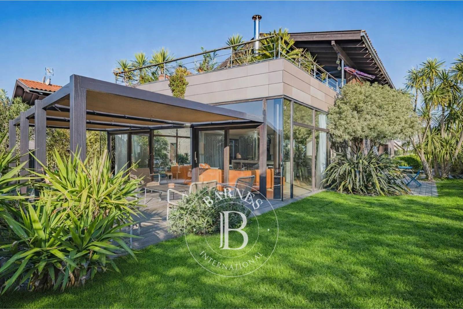 VILLA FAMILIALE RÉNOVÉE PAR UN ARCHITECTE, AVEC TERRASSE ET VUE SUR LE BASSIN, SUR LA PRESQU’ÎLE DU CAP FERRET