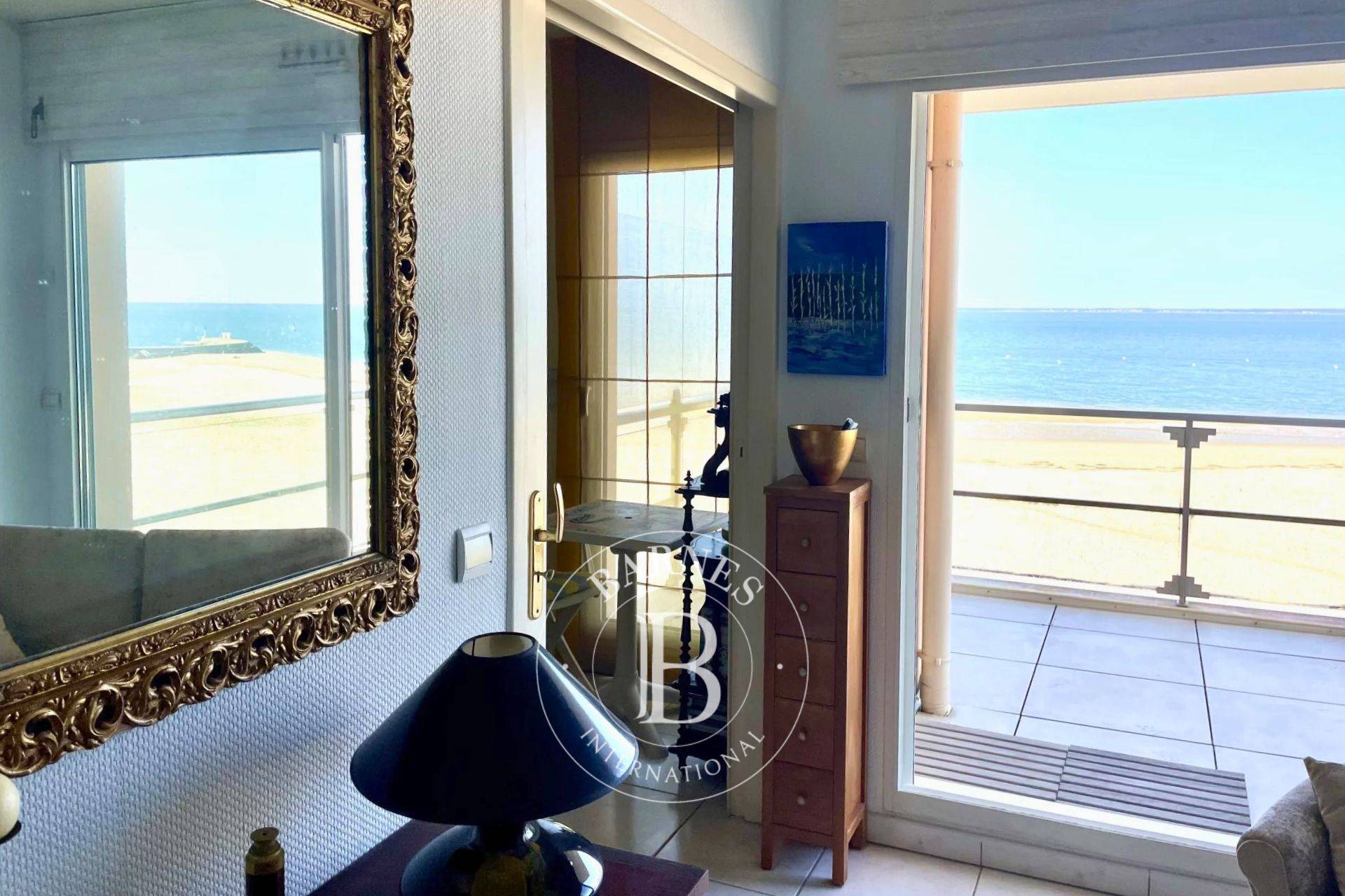 Pièce de vie lumineuse avec cuisine semi-ouverte dans un appartement à Arcachon