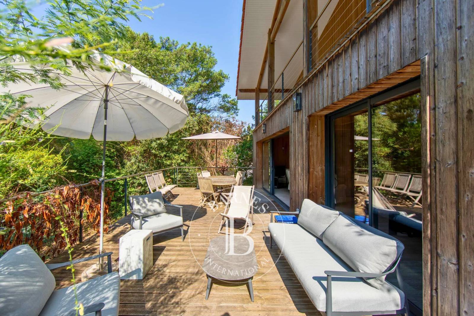 villa en bois typique du Cap Ferret avec jardin arboré