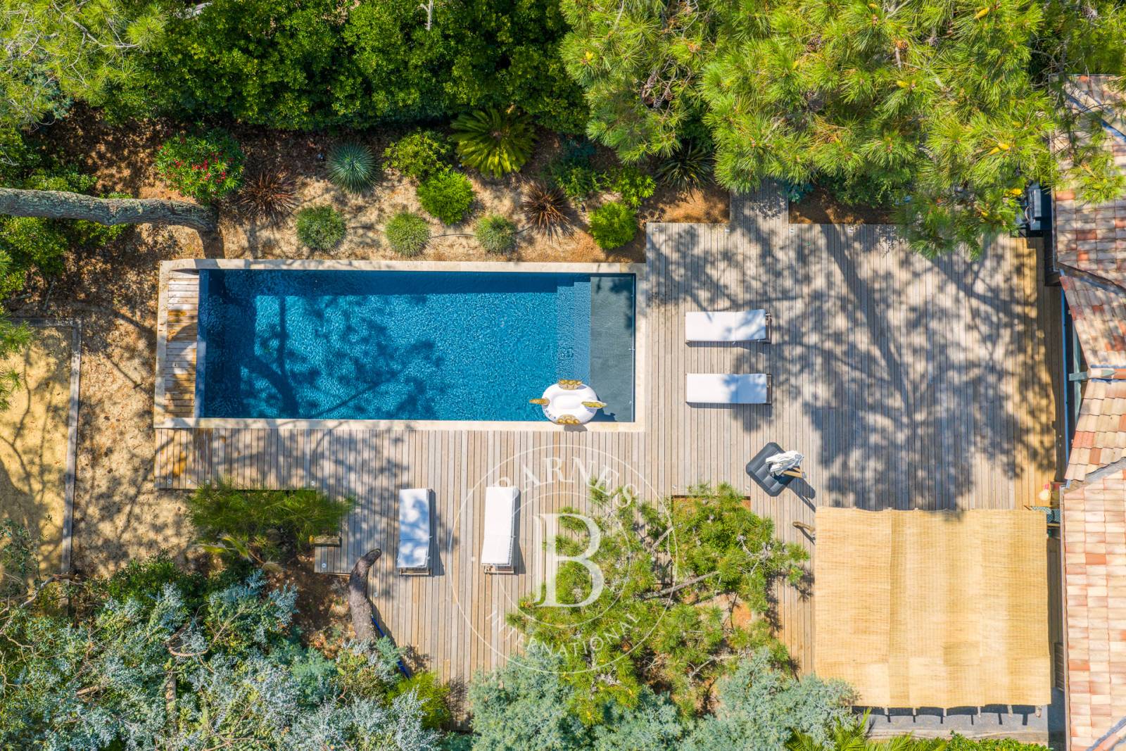 VILLA D’EXCEPTION, EN BOIS, AVEC 6 SUITES ET PISCINE À DÉBORDEMENT AU CŒUR DU CAP FERRET