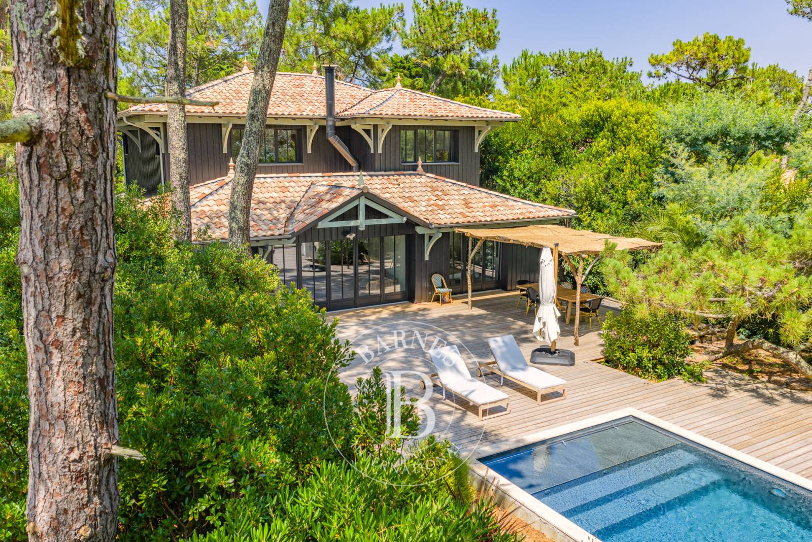 VILLA D’EXCEPTION, EN BOIS, AVEC 6 SUITES ET PISCINE À DÉBORDEMENT AU CŒUR DU CAP FERRET
